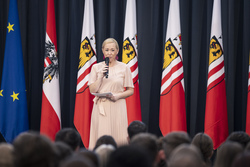 Landeshauptmann Mag. Thomas Stelzer empfängt ausgezeichnete Maturantinnen und Maturanten im Steinernen Saal in Linz.