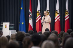 Landeshauptmann Mag. Thomas Stelzer empfängt ausgezeichnete Maturantinnen und Maturanten im Steinernen Saal in Linz.