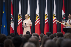 Landeshauptmann Mag. Thomas Stelzer empfängt ausgezeichnete Maturantinnen und Maturanten im Steinernen Saal in Linz.