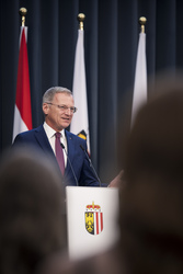 Landeshauptmann Mag. Thomas Stelzer empfängt ausgezeichnete Maturantinnen und Maturanten im Steinernen Saal in Linz.