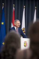 Landeshauptmann Mag. Thomas Stelzer empfängt ausgezeichnete Maturantinnen und Maturanten im Steinernen Saal in Linz.