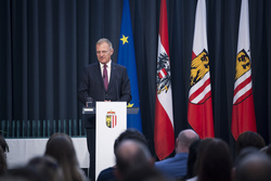 Landeshauptmann Mag. Thomas Stelzer empfängt ausgezeichnete Maturantinnen und Maturanten im Steinernen Saal in Linz.