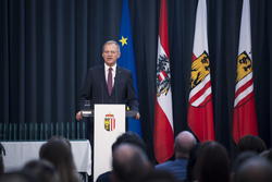 Landeshauptmann Mag. Thomas Stelzer empfängt ausgezeichnete Maturantinnen und Maturanten im Steinernen Saal in Linz.