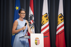 Landeshauptmann Mag. Thomas Stelzer empfängt ausgezeichnete Maturantinnen und Maturanten im Steinernen Saal in Linz.