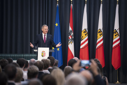 Landeshauptmann Mag. Thomas Stelzer empfängt ausgezeichnete Maturantinnen und Maturanten im Steinernen Saal in Linz.
