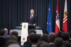 Landeshauptmann Mag. Thomas Stelzer empfängt ausgezeichnete Maturantinnen und Maturanten im Steinernen Saal in Linz.