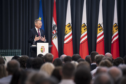 Landeshauptmann Mag. Thomas Stelzer empfängt ausgezeichnete Maturantinnen und Maturanten im Steinernen Saal in Linz.