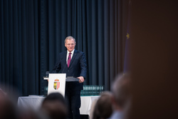 Landeshauptmann Mag. Thomas Stelzer empfängt ausgezeichnete Maturantinnen und Maturanten im Steinernen Saal in Linz.