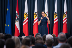 Landeshauptmann Mag. Thomas Stelzer empfängt ausgezeichnete Maturantinnen und Maturanten im Steinernen Saal in Linz.