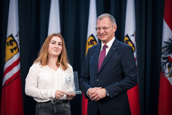 Landeshauptmann Mag. Thomas Stelzer empfängt ausgezeichnete Maturantinnen und Maturanten im Steinernen Saal in Linz.