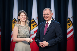 Landeshauptmann Mag. Thomas Stelzer empfängt ausgezeichnete Maturantinnen und Maturanten im Steinernen Saal in Linz.