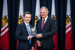 Landeshauptmann Mag. Thomas Stelzer empfängt ausgezeichnete Maturantinnen und Maturanten im Steinernen Saal in Linz.