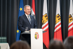 Landeshauptmann Mag. Thomas Stelzer empfängt ausgezeichnete Maturantinnen und Maturanten im Steinernen Saal in Linz.