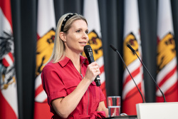 Landeshauptmann Mag. Thomas Stelzer empfängt ausgezeichnete Maturantinnen und Maturanten im Steinernen Saal in Linz.