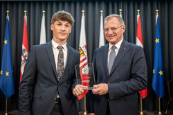 Landeshauptmann Mag. Thomas Stelzer empfängt ausgezeichnete Maturantinnen und Maturanten im Steinernen Saal in Linz.