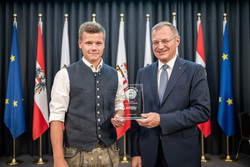 Landeshauptmann Mag. Thomas Stelzer empfängt ausgezeichnete Maturantinnen und Maturanten im Steinernen Saal in Linz.