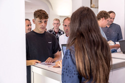 Landeshauptmann Mag. Thomas Stelzer empfängt die neuen Lehrlinge des Landes Oberösterreich.