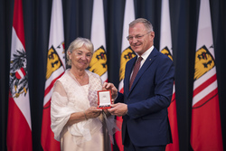 Landeshauptmann Mag. Thomas Stelzer überreicht Bundesauszeichnungen an ehemalige Landesbedienstete
