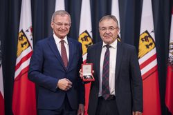 Landeshauptmann Mag. Thomas Stelzer überreicht Bundesauszeichnungen an ehemalige Landesbedienstete