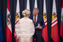 Landeshauptmann Mag. Thomas Stelzer überreicht Bundesauszeichnungen an ehemalige Landesbedienstete