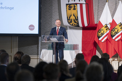Landeshauptmann Thomas Stelzer empfängt ehemalige Lehrlinge, die ihre Ausbildung mit Auszeichnung abgeschlossen haben.