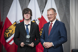 Landeshauptmann Thomas Stelzer empfängt ehemalige Lehrlinge, die ihre Ausbildung mit Auszeichnung abgeschlossen haben.