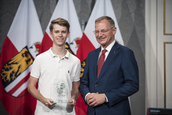 Landeshauptmann Thomas Stelzer empfängt ehemalige Lehrlinge, die ihre Ausbildung mit Auszeichnung abgeschlossen haben.
