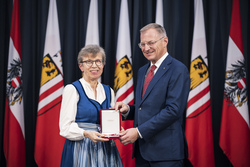 Landeshauptmann Mag. Thomas Stelzer überreicht Landesauszeichnungen an ehemalige Landesbedienstete.