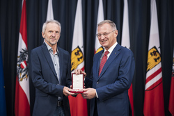 Landeshauptmann Mag. Thomas Stelzer überreicht Landesauszeichnungen an ehemalige Landesbedienstete.