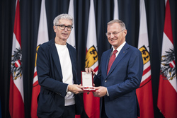 Landeshauptmann Mag. Thomas Stelzer überreicht Landesauszeichnungen an ehemalige Landesbedienstete.