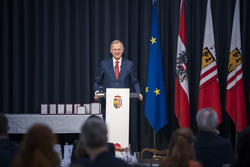 Landeshauptmann Mag. Thomas Stelzer überreicht Landesauszeichnungen an ehemalige Landesbedienstete.