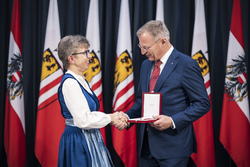 Landeshauptmann Mag. Thomas Stelzer überreicht Landesauszeichnungen an ehemalige Landesbedienstete.