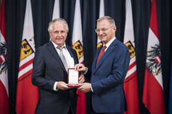 Landeshauptmann Mag. Thomas Stelzer überreicht Landesauszeichnungen an ehemalige Landesbedienstete.