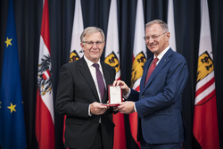 Landeshauptmann Mag. Thomas Stelzer überreicht Landesauszeichnungen an ehemalige Landesbedienstete.