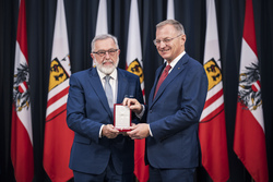 Landeshauptmann Mag. Thomas Stelzer überreicht Landesauszeichnungen an ehemalige Landesbedienstete.