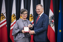 Landeshauptmann Mag. Thomas Stelzer überreicht Landesauszeichnungen an ehemalige Landesbedienstete.