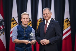 Landeshauptmann Thomas Stelzer empfängt ehemalige Lehrlinge, die ihre Ausbildung mit Auszeichnung abgeschlossen haben.