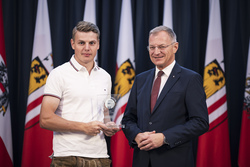 Landeshauptmann Thomas Stelzer empfängt ehemalige Lehrlinge, die ihre Ausbildung mit Auszeichnung abgeschlossen haben.