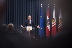 Landeshauptmann Thomas Stelzer empfängt ehemalige Lehrlinge, die ihre Ausbildung mit Auszeichnung abgeschlossen haben.