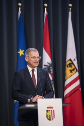 Landeshauptmann Thomas Stelzer empfängt ehemalige Lehrlinge, die ihre Ausbildung mit Auszeichnung abgeschlossen haben.
