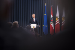 Landeshauptmann Thomas Stelzer empfängt ehemalige Lehrlinge, die ihre Ausbildung mit Auszeichnung abgeschlossen haben.