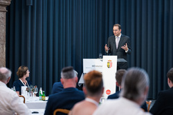 Das diesjährige OÖ International Sommerfest fand im Linzer Landhaus mit Mag. Thomas Stelzer statt.