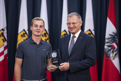 Landeshauptmann Thomas Stelzer empfängt ehemalige Lehrlinge, die ihre Ausbildung mit Auszeichnung abgeschlossen haben.