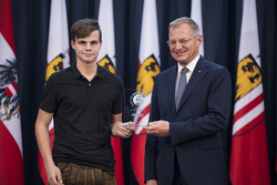 Landeshauptmann Thomas Stelzer empfängt ehemalige Lehrlinge, die ihre Ausbildung mit Auszeichnung abgeschlossen haben.