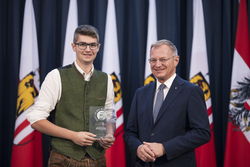 Landeshauptmann Thomas Stelzer empfängt ehemalige Lehrlinge, die ihre Ausbildung mit Auszeichnung abgeschlossen haben.