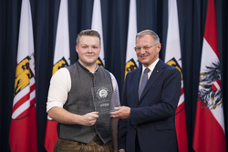 Landeshauptmann Thomas Stelzer empfängt ehemalige Lehrlinge, die ihre Ausbildung mit Auszeichnung abgeschlossen haben.