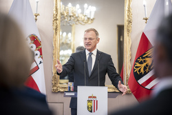 Landeshauptmann Mag. Thomas Stelzer verleiht Dekrete zur Verlängerung und Neubestellung im Landesdienst.