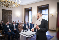 Landeshauptmann Mag. Thomas Stelzer verleiht Dekrete zur Verlängerung und Neubestellung im Landesdienst.