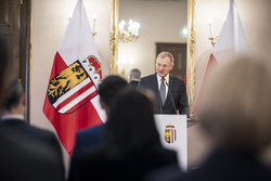 Landeshauptmann Mag. Thomas Stelzer verleiht Dekrete zur Verlängerung und Neubestellung im Landesdienst.
