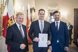 Landeshauptmann Mag. Thomas Stelzer verleiht Dekrete zur Verlängerung und Neubestellung im Landesdienst.